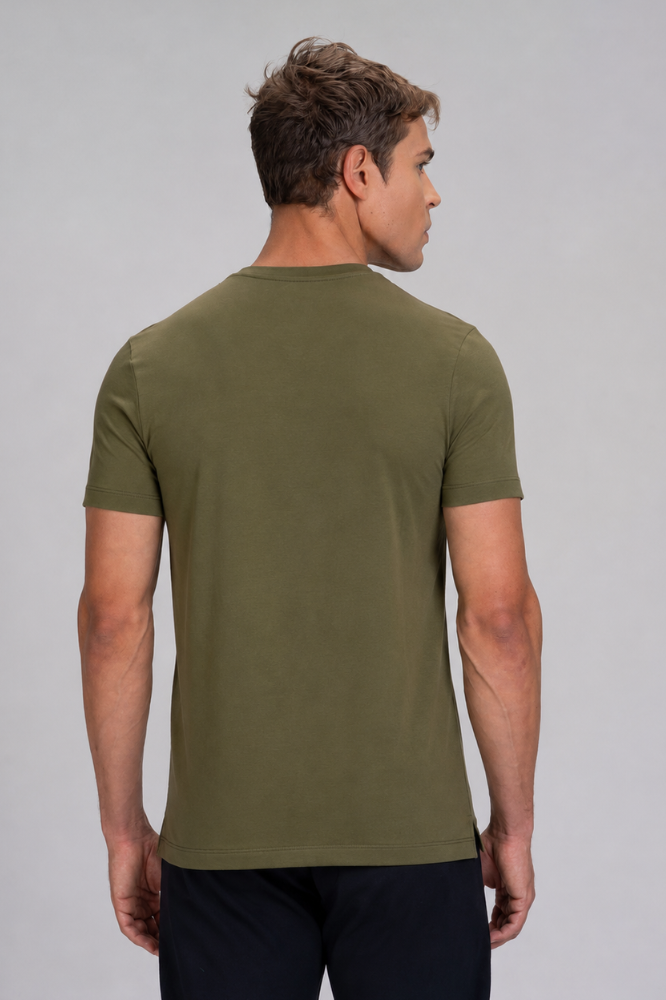 Homem de costas vestindo camiseta masculina verde em algodão duplo egípcio Urbô.