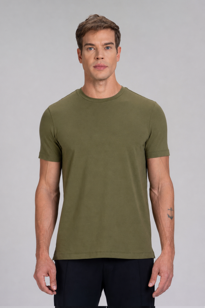 Homem vestindo camiseta masculina verde em algodão duplo egípcio Urbô, vista frontal.