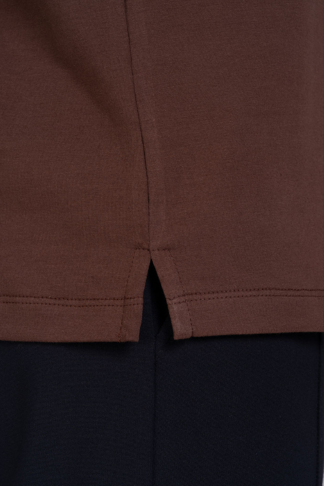 Detalhe do acabamento da barra e fenda lateral da camiseta masculina marrom em algodão duplo egípcio Urbô.