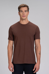 Homem vestindo camiseta masculina marrom em algodão duplo egípcio Urbô, vista frontal.