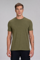 Homem vestindo camiseta masculina verde em algodão duplo egípcio Urbô, vista frontal.