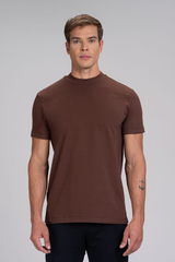 Homem vestindo camiseta masculina marrom gola alta em algodão duplo egípcio Urbô, vista frontal.
