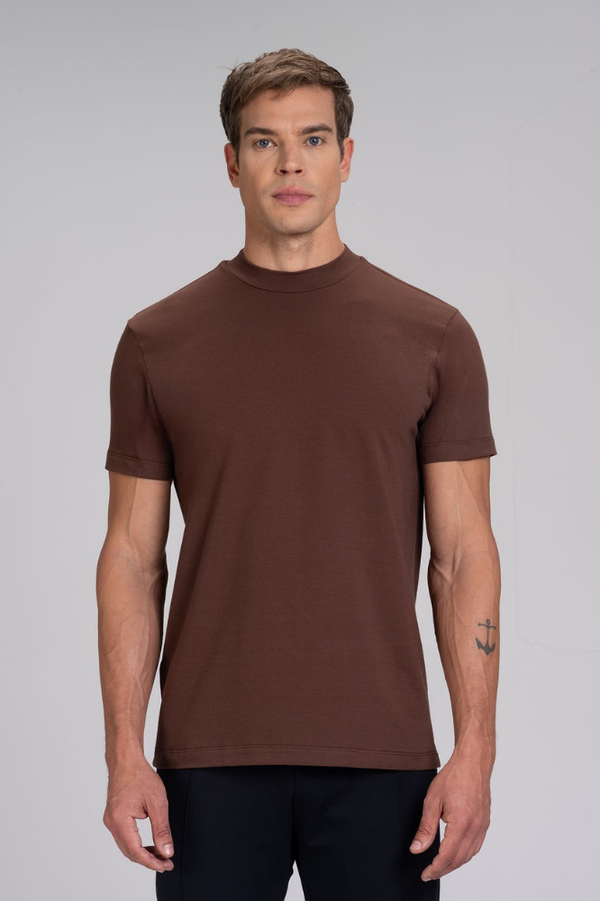Homem vestindo camiseta masculina marrom gola alta em algodão duplo egípcio Urbô, vista frontal.