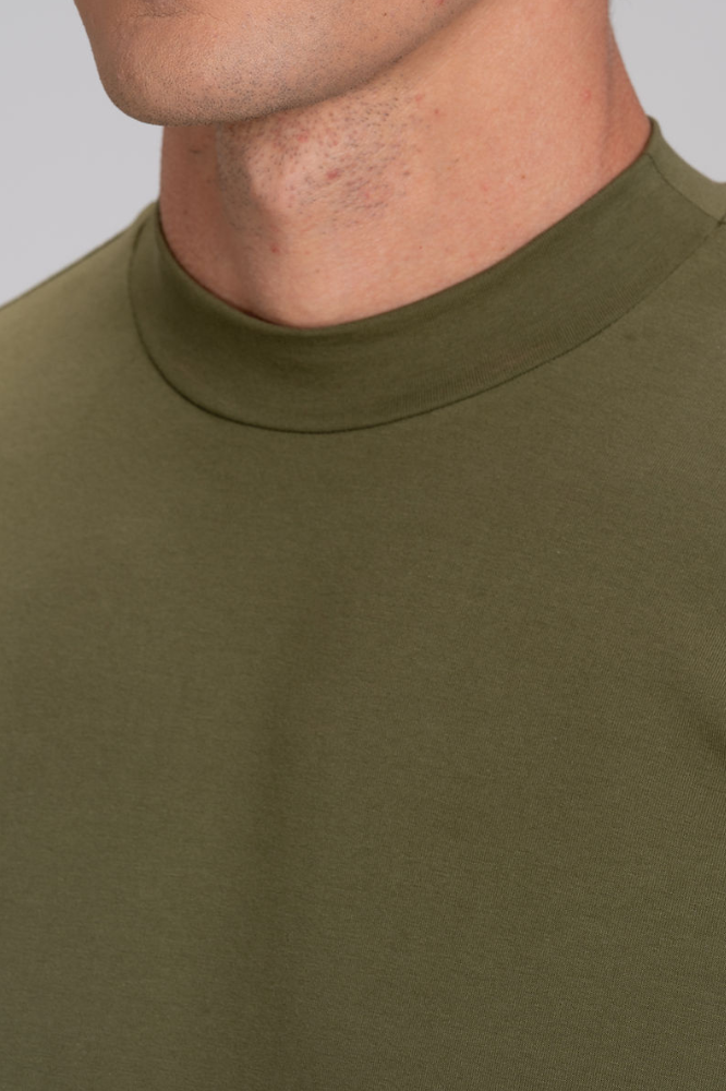 Detalhe da gola alta da camiseta masculina verde em algodão duplo egípcio Urbô.
