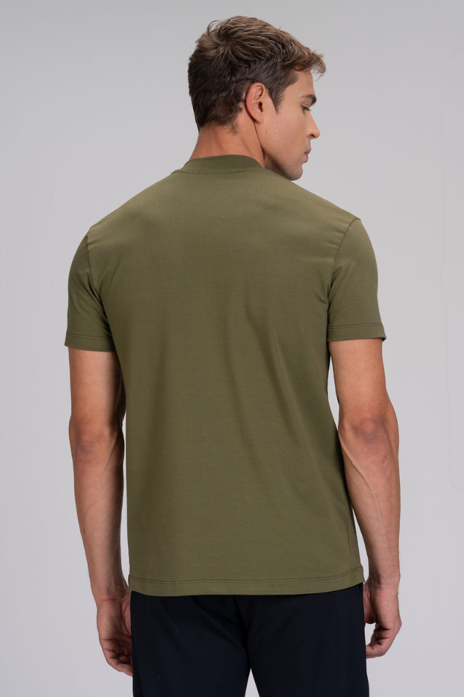 Homem de costas vestindo camiseta masculina verde gola alta em algodão duplo egípcio Urbô.