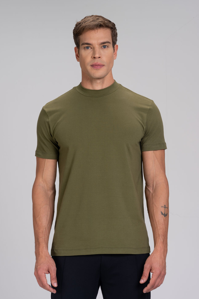 Homem vestindo camiseta masculina verde gola alta em algodão duplo egípcio Urbô, vista frontal.