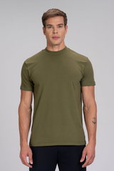 Homem vestindo camiseta masculina verde gola alta em algodão duplo egípcio Urbô, vista frontal.