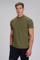 Homem de perfil vestindo camiseta masculina verde gola alta em algodão duplo egípcio Urbô.